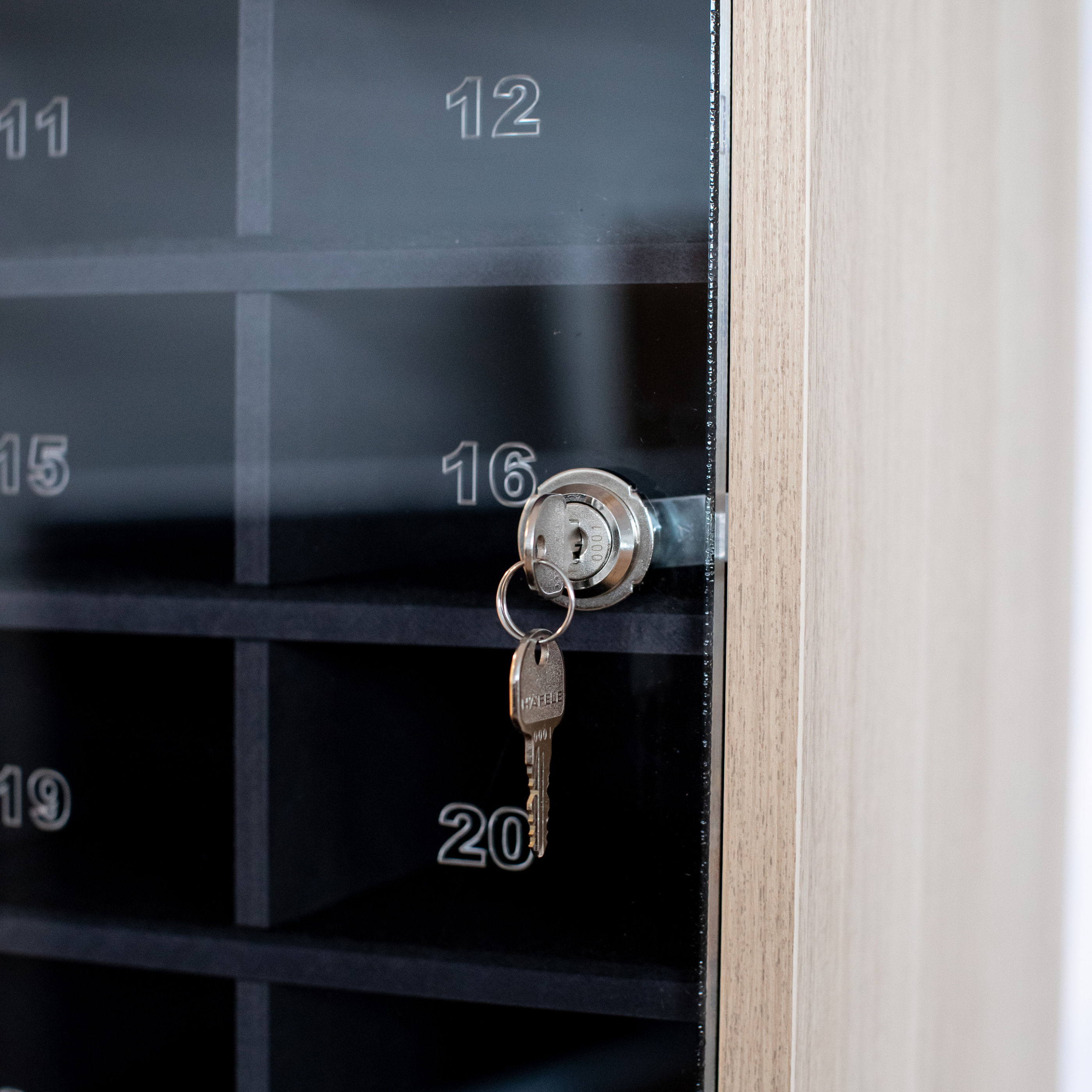 Mobilförvaringsskåp MBG 32 med laddning, nyckellås