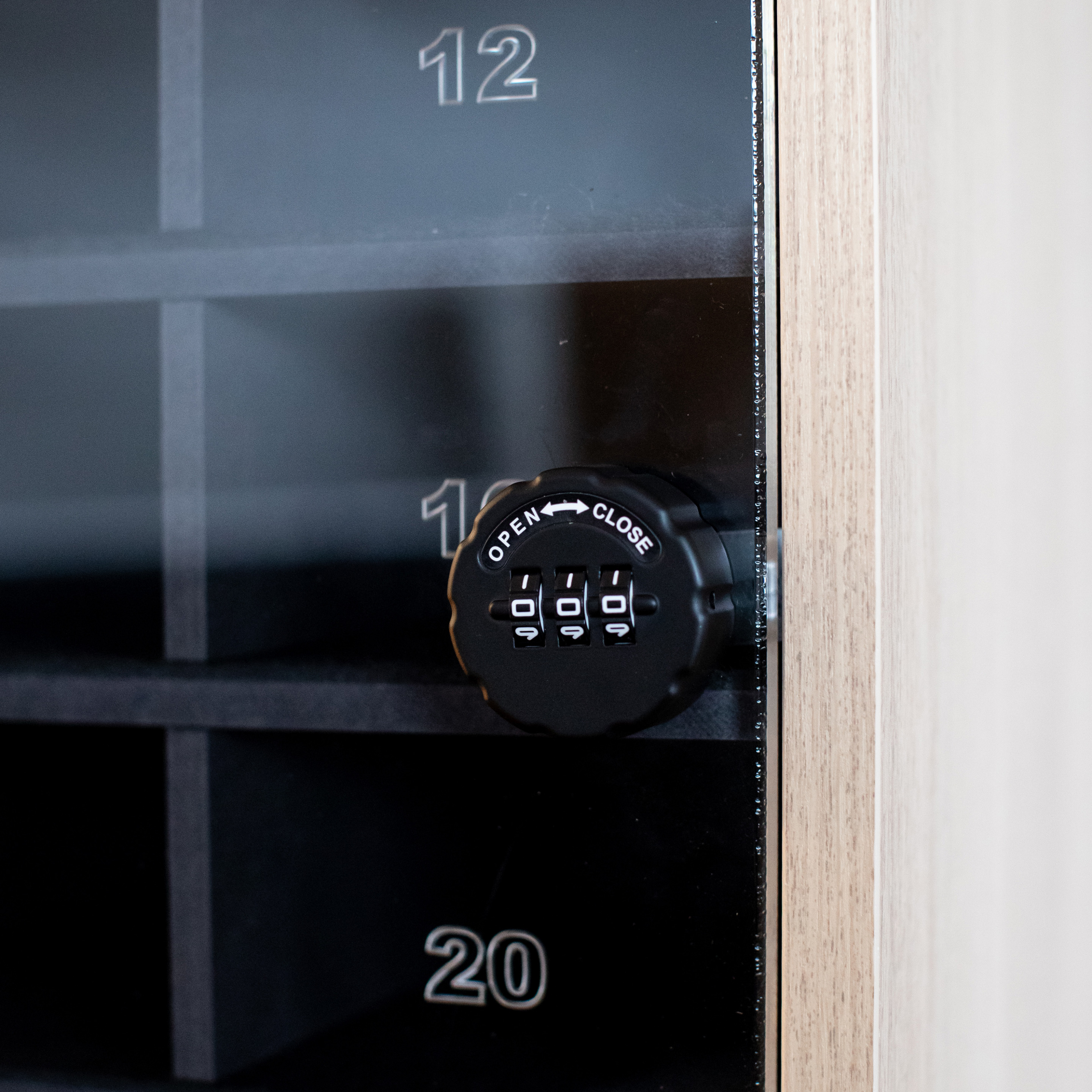 Mobilförvaringsskåp MBG 32 med laddning, kombinationslås