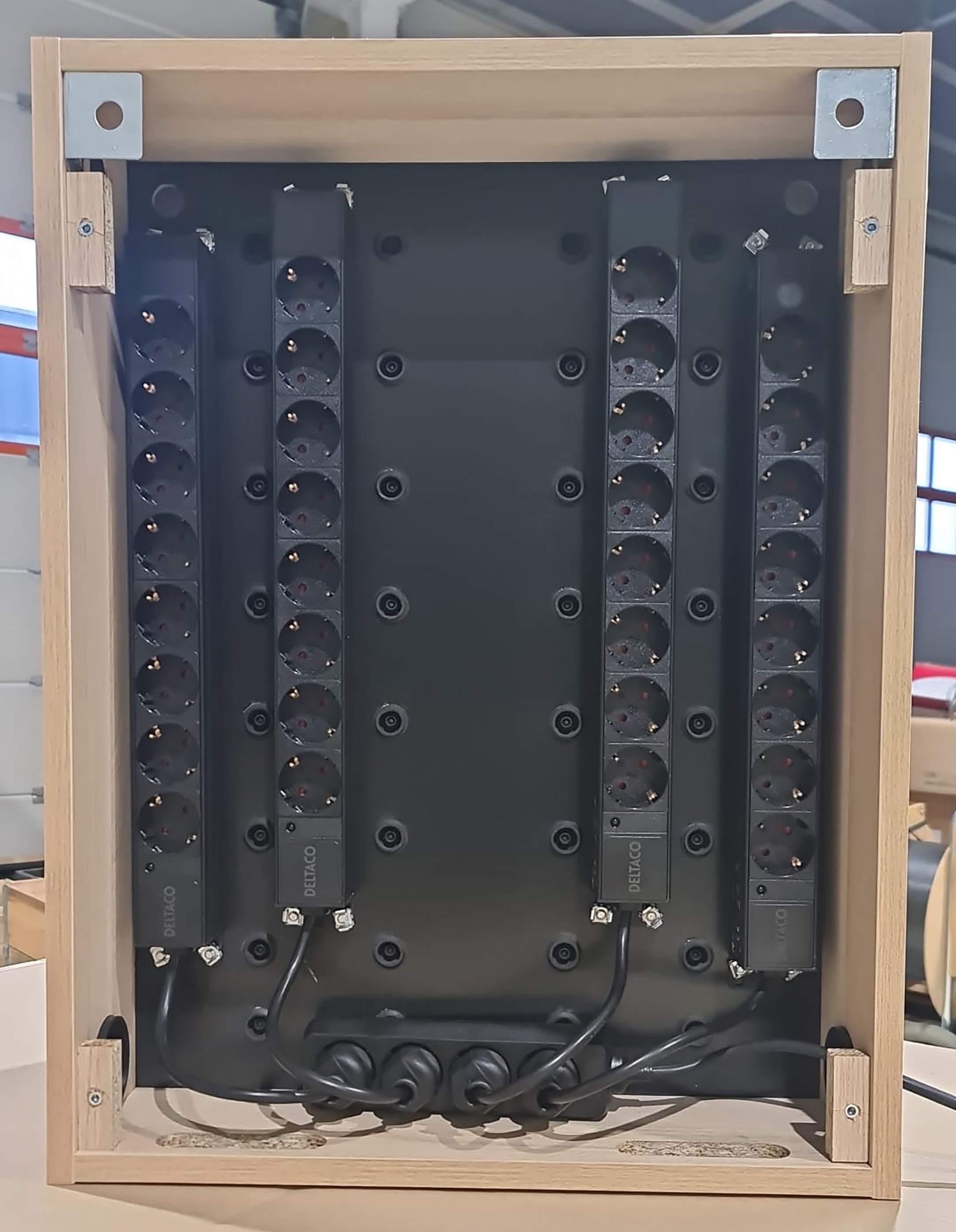 Mobilförvaringsskåp MBG 32 med laddning, kombinationslås